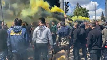 Összetűztek az ukrán- és oroszbarát tiltakozók Kijev központjában