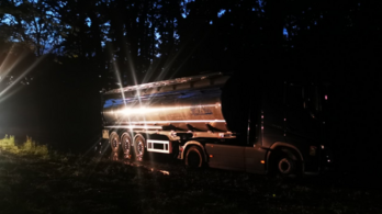 Veszélyes anyagot szállító külföldi kamion ragadt a pusztavacsi susnyásba