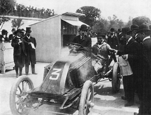A világot bejárt felvétel. Fernand Renault közli bátyjával, Louis-val Marcel súlyos balesetét a bordeaux-i ellenőrzésnél