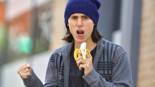Banánnal hőzöngő Jared Letót mutatnak be a nap forgatási képei
