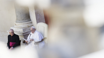 Ferenc pápa megcsókolta egy holokauszttúlélő rabszámát