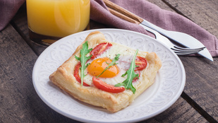 Leveles tésztában sült sajtos tojás – a tökéletes hétvégi reggeli