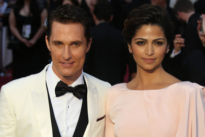 Matthew McConaughey felesége hercegnőként tündökölt rózsaszín estélyijében: mutatjuk Camila legszebb ruháit