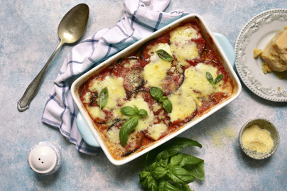 Így készül az olaszok rakott padlizsánja: mozzarellával, paradicsomszószban sütve