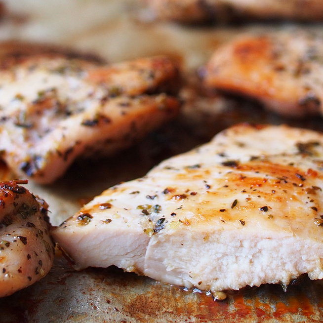 Citromborsos kéregben sült csirkemell: vajpuha lesz a fűszeres hús