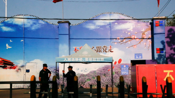 Kínában az ujguroknak kötelező a mobil, hogy megfigyelhessék őket