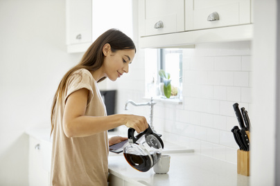 Meddig iható a lefőtt kávé, a tea és a bontott tej? Italkisokos a konyhába