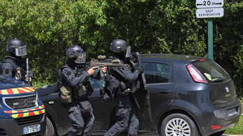 Késes támadás a francia rendőrőrsön, megsebesült egy rendőrnő