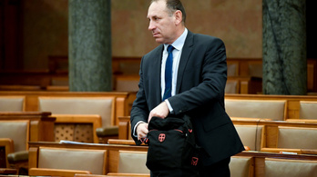 Blikk: Ausztriába ment Hugo Boss-öltönyt venni a kenőpénzből a fideszes Boldog István