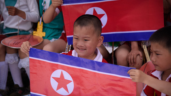 Észak-Korea szerint az árva gyerekek önként és dalolva dolgoznak a bányákban