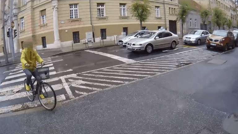 Tolta a piroson a bringát, be is került a magyar rendőrség videójába