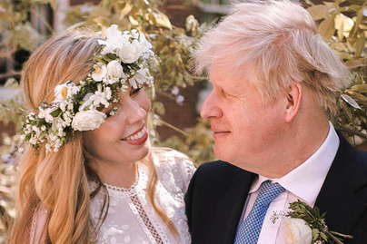 Boris Johnson 23 évvel fiatalabb párja gyönyörű menyasszony volt: a szőke Carrie ilyen szép ruhába bújt