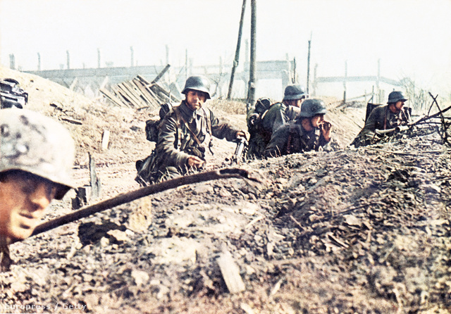 Ritka színes felvétel az ostromló Wehrmacht katonákról. A másfélmillió életet követelő 7 hónapos küzdelem gyakorlatilag teljesen megsemmisítette a 6. német hadsereget.
