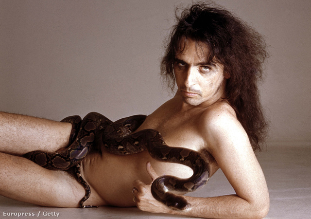 Ez a fotó 1970 körül készült, Alice Cooper kígyóba van öltözve 