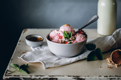 Házi joghurtos eperfagyi gép nélkül: a legfinomabb házi recept
