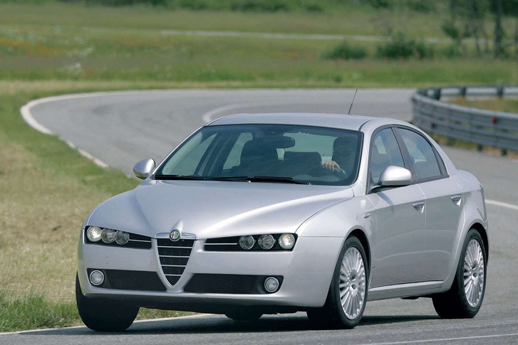 Az Alfa Romeo 159-es úttartása, vezethetősége jobb volt, mint az E90-es BMW 3-asé, mégis utóbbinak nagyobb a nimbusza