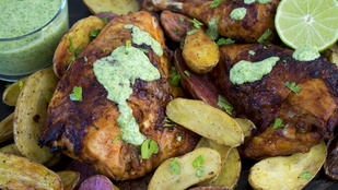 Ezért megéri egy grillezést összehozni – perui csirke zöld szósszal
