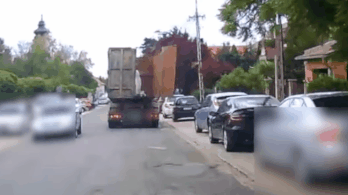 Videó: félelmetes pusztítást végzett egy teherautó Maglód főterén