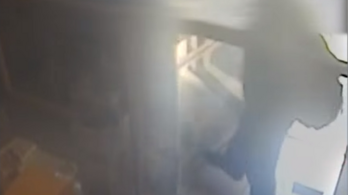 Videó: drágállta a szivarkát, ezért szétrúgta a kaposvári dohánybolt ajtaját