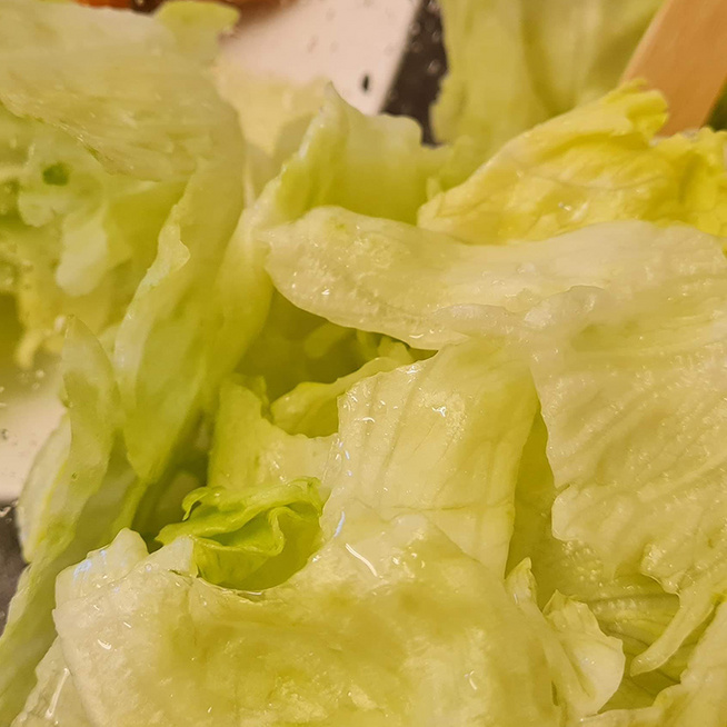 Mamaféle ecetes saláta sültek mellé: így készítve nem esnek össze a levelek
