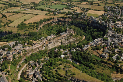 A francia falucska a világ egyik legszebb fekvésű települése: Bozouls házai a sziklák peremére épültek