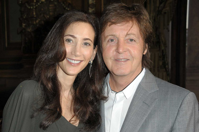 Paul McCartney rajong 18 évvel fiatalabb feleségéért: a bájos Nancyt 11 éve vette el