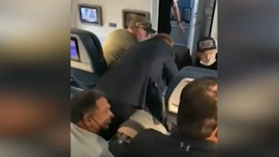 Az utasok akadályozták meg a gépeltérítést – videóval