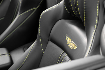 Hímzett Aston Martin logó a támlákon