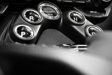 Aston Martin szokás a gombos váltó, de a kupéhoz van 7 sebességes kézi is