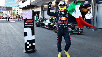 Verstappen az élről kapott defektet, Sergio Pérez nyert Bakuban