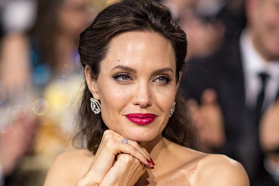 Angelina Jolie napsárga ruhában szülinapozott: a 46 éves színésznő csodásan festett