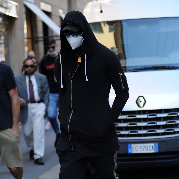 Egy ismert Mercedes-tulajdonost butikozós lődörgésen értek Milánóban