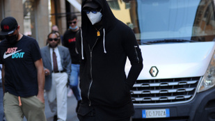 Egy ismert Mercedes-tulajdonost butikozós lődörgésen értek Milánóban