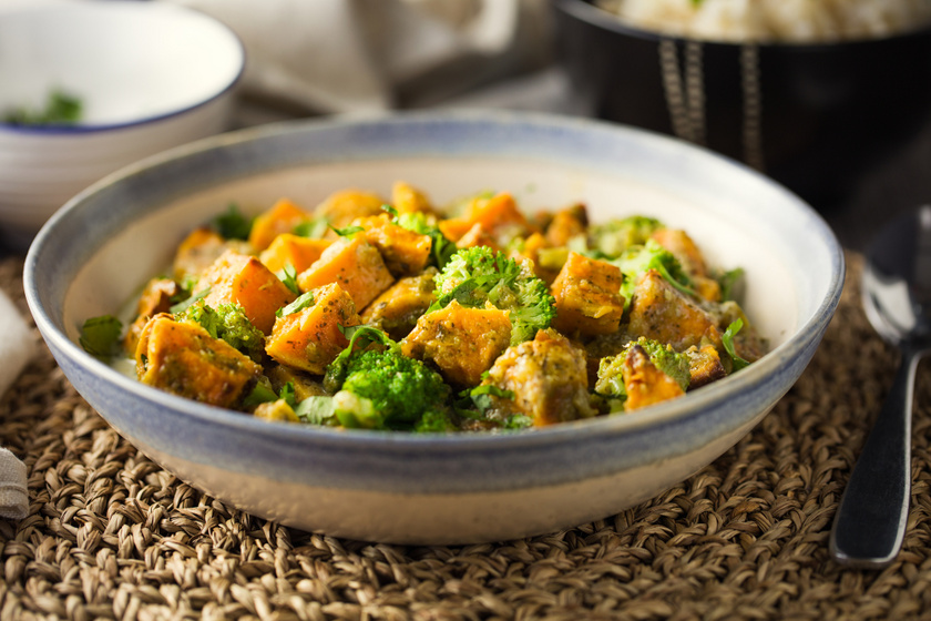 Fűszeres édesburgonyás curry brokkolival: kiadós, szaftos, és nem nehezít el