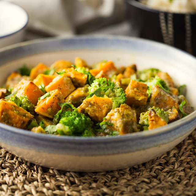 Fűszeres édesburgonyás curry brokkolival: kiadós, szaftos, és nem nehezít el