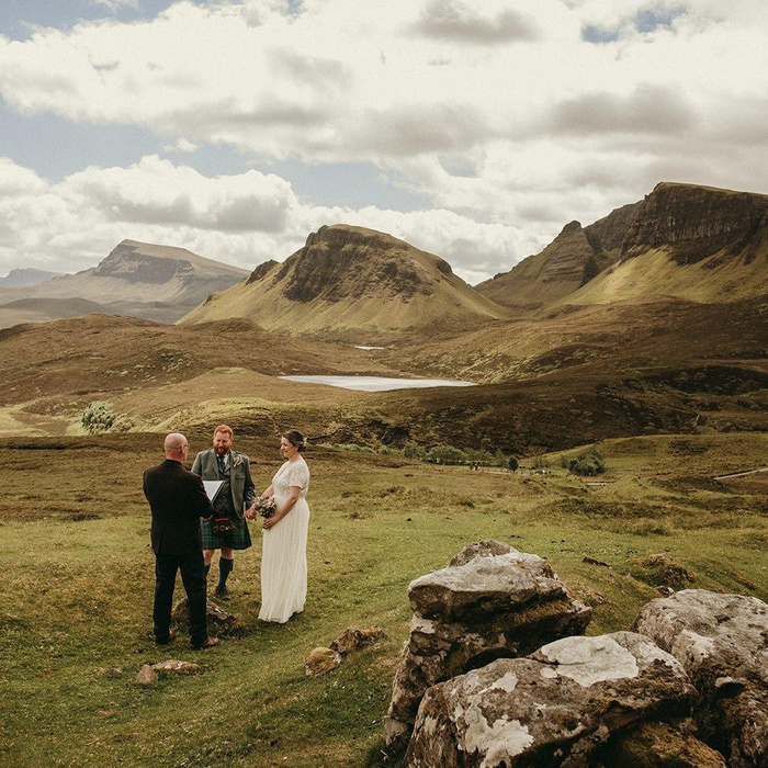 Ez a skót pár Skye szigetére vonult el összeházasodni, hát már csak a fotókért is megérte