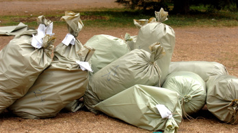 Rohad a zsákokba rakott zöldhulladék a budaörsi utcákon