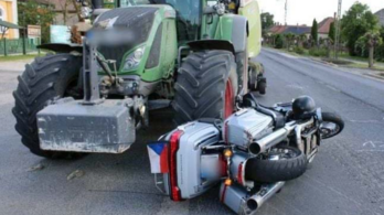 Cseh motoros került a traktor kereke alá