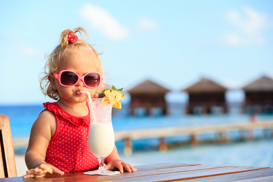 Ennyit kéne valójában innia a gyerekednek nyáron: az agyára is hatással van, ha szomjas