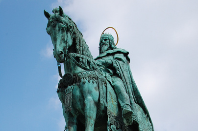 Kvíz a magyar királyokról: I. Szent István melyik uralkodóházhoz tartozott?