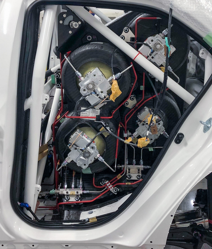 Három, a Miraiéval megegyező gáztartály a belső égésű motoros, hidrogénes Toyota versenyautóban a hátsó ülések helyén. A negyedik tartály a csomagtartót foglalja el