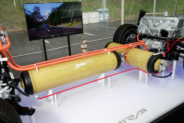 A hidrogénhajtású, de tüzelőanyag-cellás Toyota Mirai hidrogén tartályai. Illetve kettő azok közül, a harmadik takarásban. Együttesen 141 liter a térfogatuk