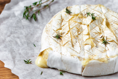 Zöldfűszerekkel és fokhagymával grillezett camembert: az olvadt sajt mennyei