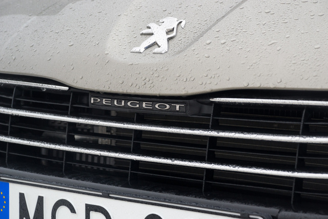 Itt is megvan az 508-assal divatba hozott Peugeot-felirat