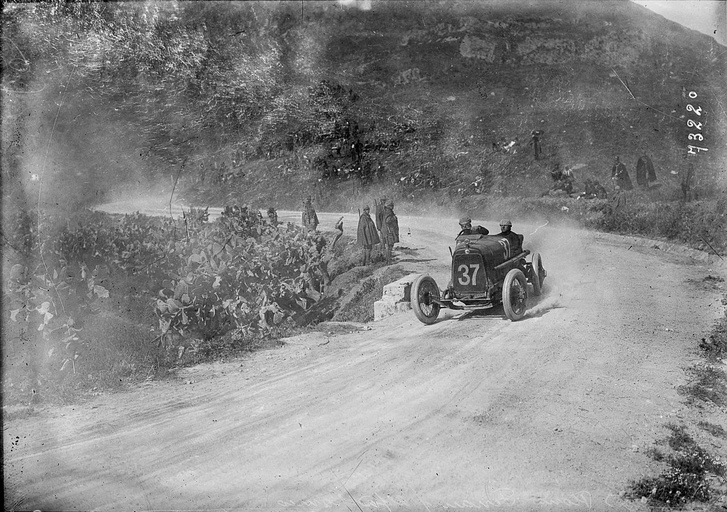 Enzo Ferrari száguld az Alfa Romeo versenyautójával az 1922-es Targa Florión. Ezt az autón már dolgozott a márka magyar származású főmérnöke, Vittorio Jano