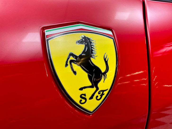 A Ferrari istálló címere egy autón