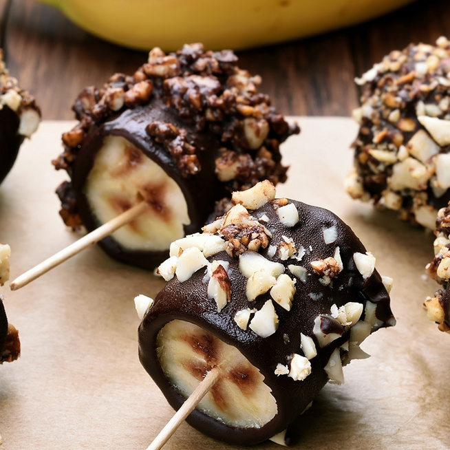 Hűsítő, nyári finomság banánból: ropogós csokiréteg öleli körbe