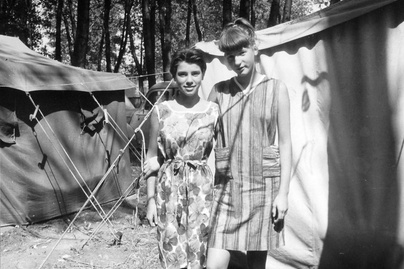 Így nyaraltunk a ’60-as években: ismerős a rozoga móló és a katonai sátor?