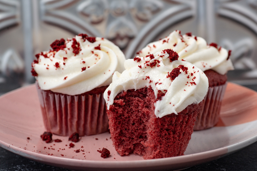 Mesés vörös bársony torta muffinformában: egyszerűen készül a mutatós finomság
