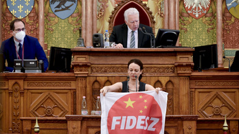 Szabó Tímea egy kínai zászló mintájú Fidesz-logót feszített ki a Parlamentben